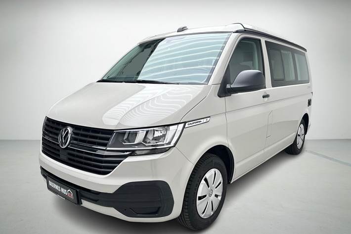 Grå VW California fra 2022 set udefra