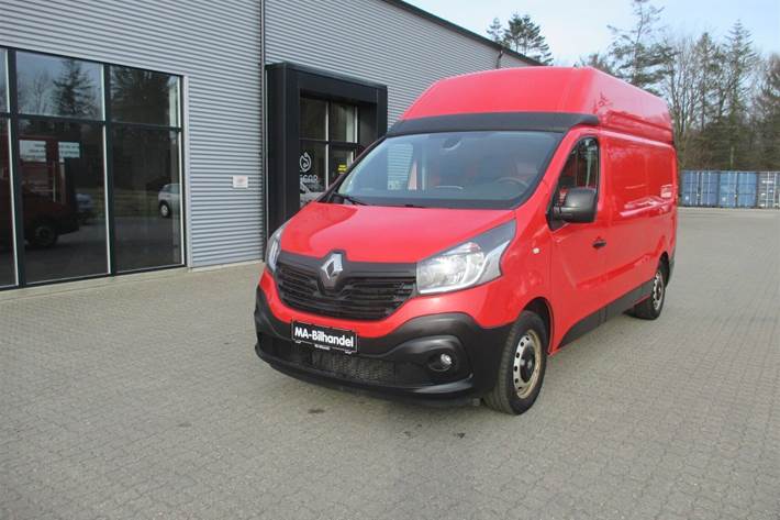 Rød Renault Trafic fra 2019 set udefra