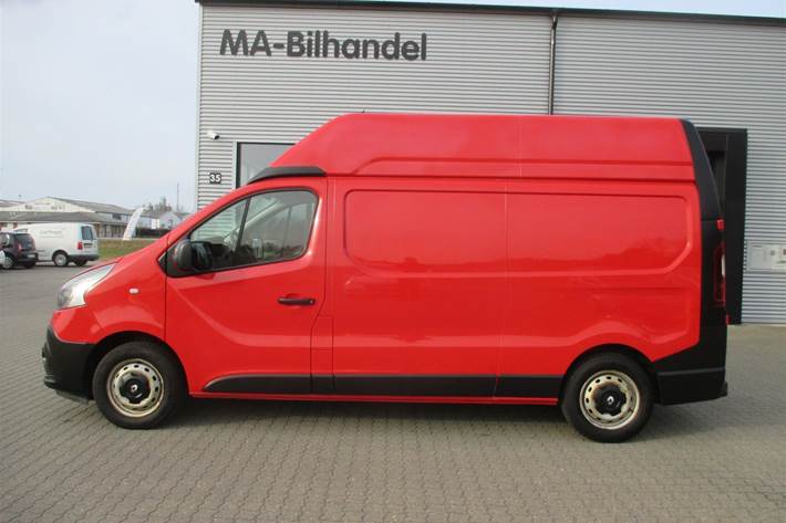 Rød Renault Trafic fra 2019