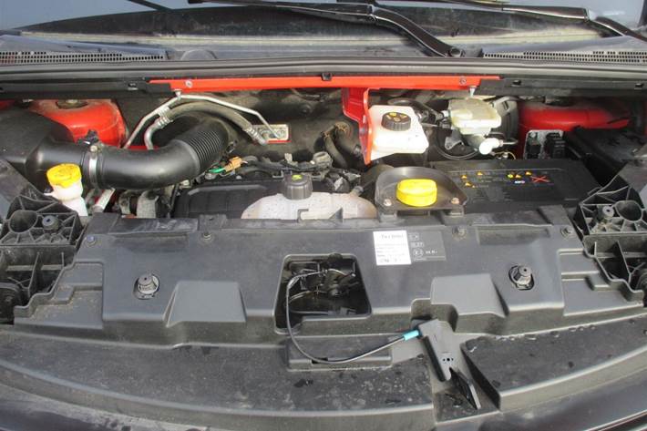 Rød Renault Trafic fra 2019