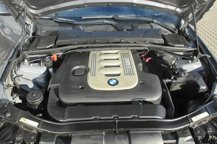 Grå BMW 330d fra 2008