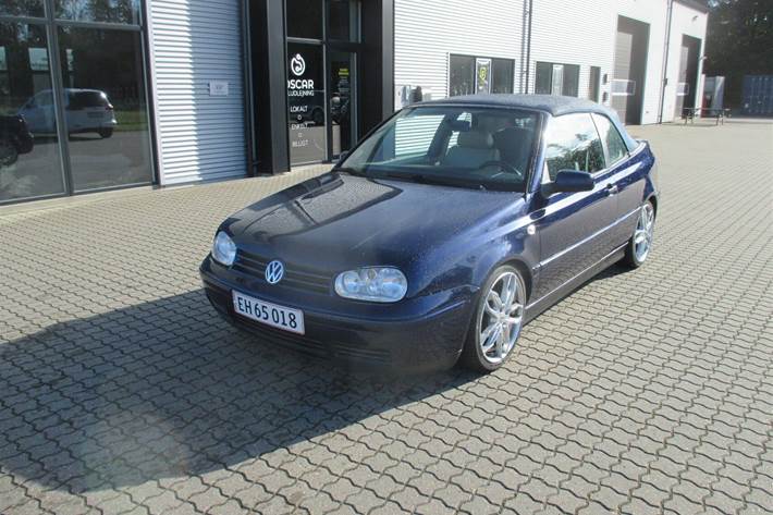 Blå VW Golf fra 2000 set udefra