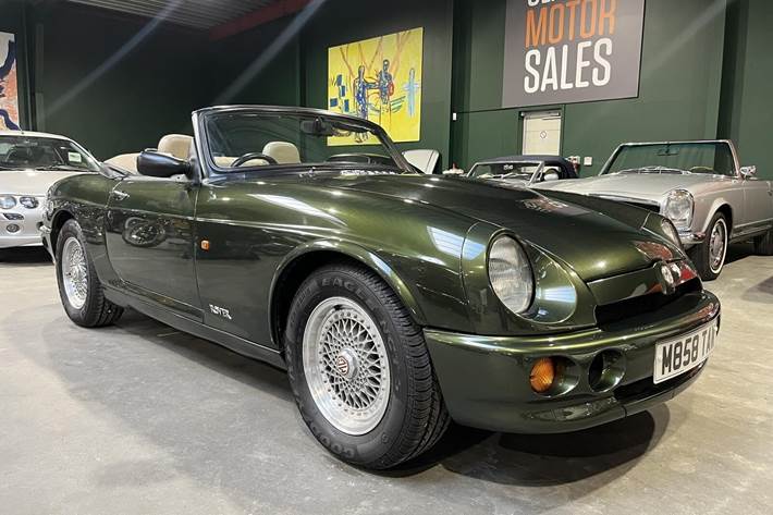 Grøn MG RV8 fra 1994 set udefra