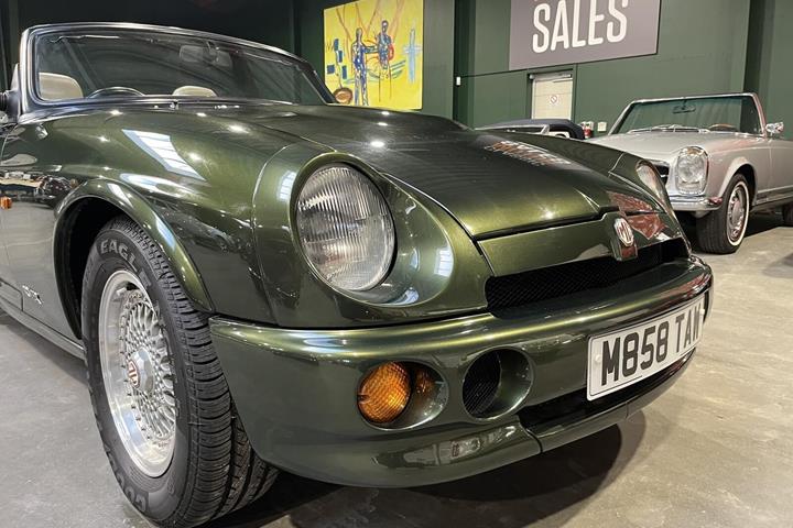 Grøn MG RV8 fra 1994 set udefra