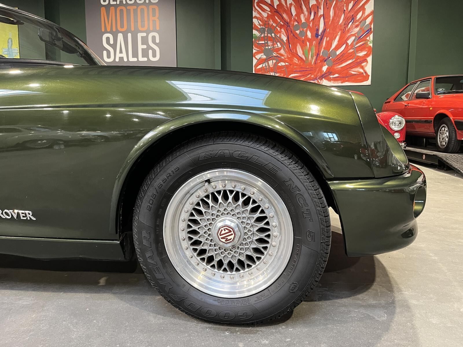 Grøn MG RV8 fra 1994 set udefra