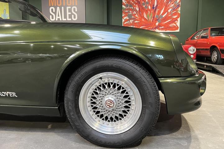 Grøn MG RV8 fra 1994 set udefra