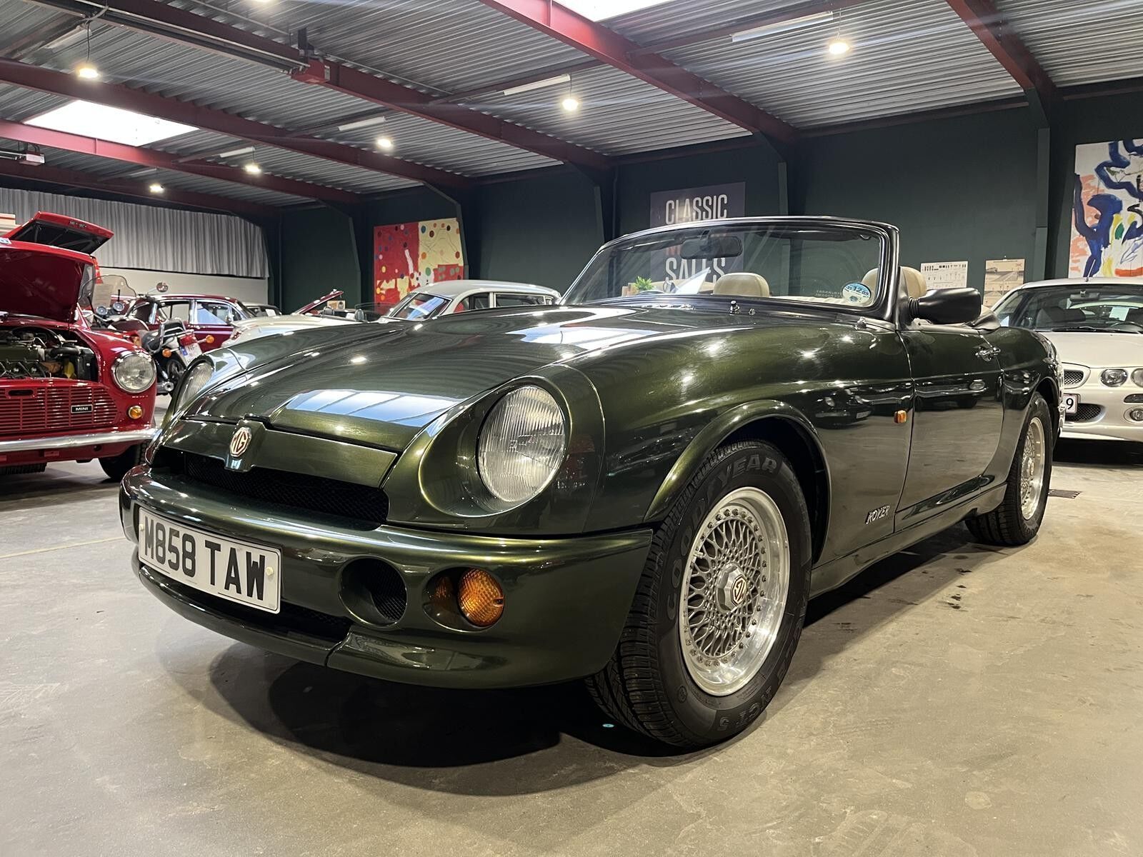 Grøn MG RV8 fra 1994 set udefra