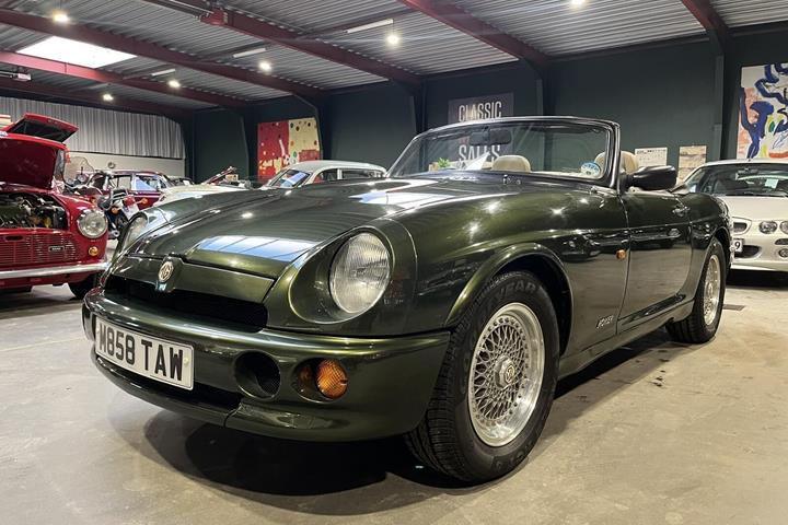 Grøn MG RV8 fra 1994 set udefra