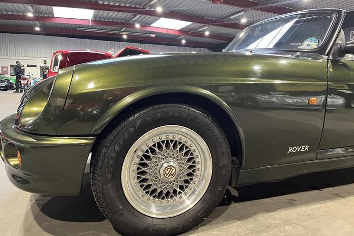 Grøn MG RV8 fra 1994 set udefra