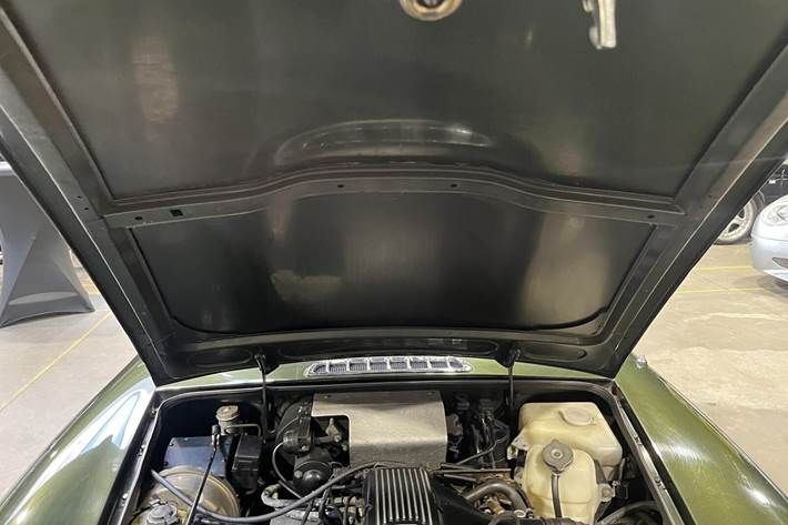 Grøn MG RV8 fra 1994 set udefra