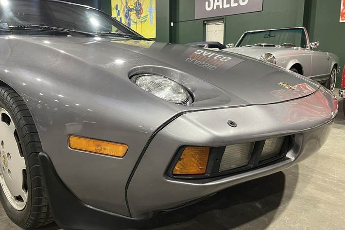 undefined Porsche 928 fra 1985 set udefra