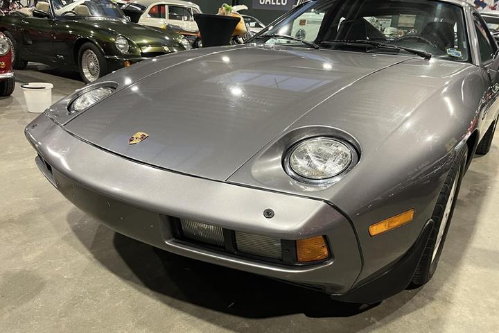 undefined Porsche 928 fra 1985 set udefra