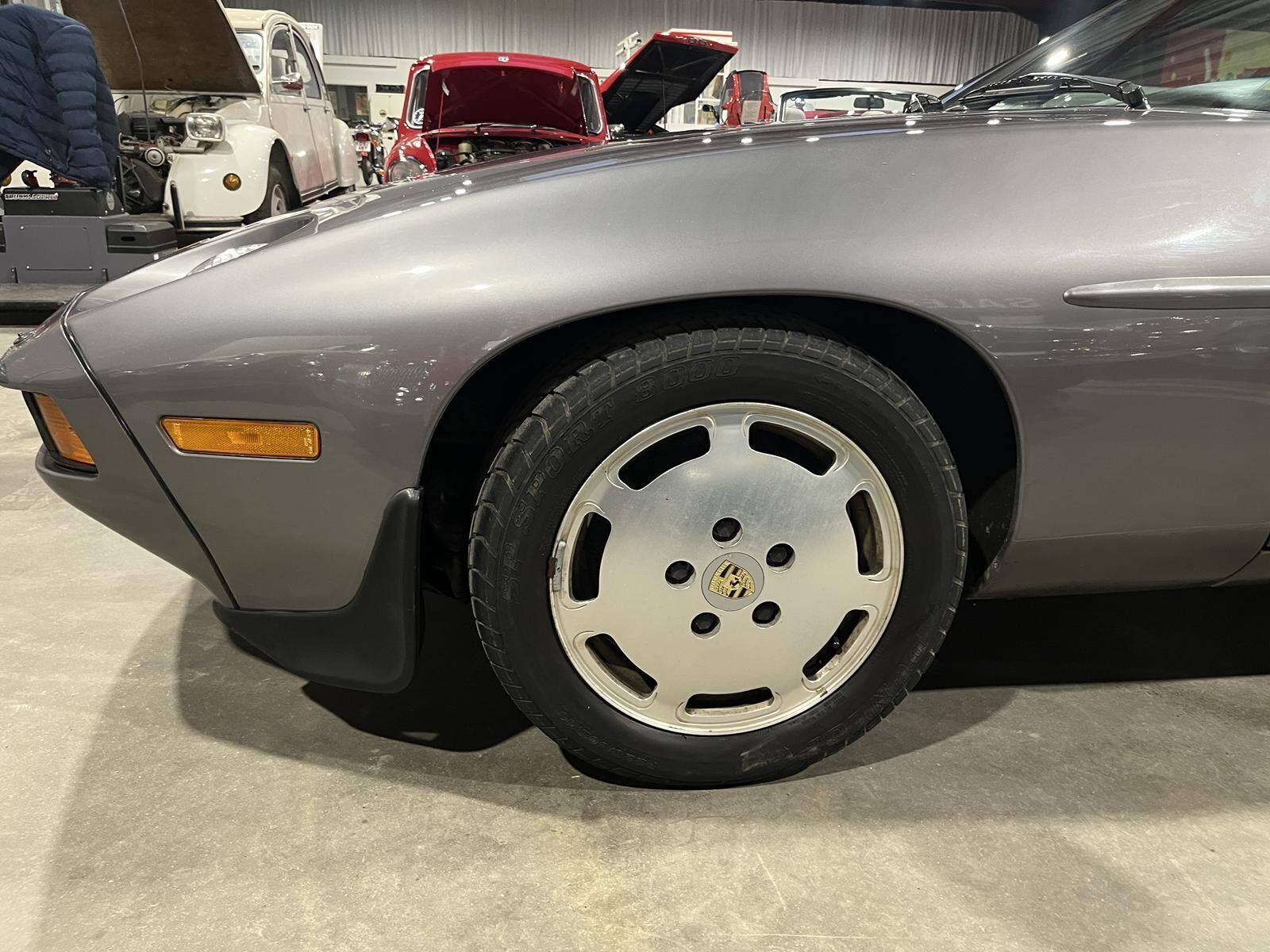undefined Porsche 928 fra 1985 set udefra