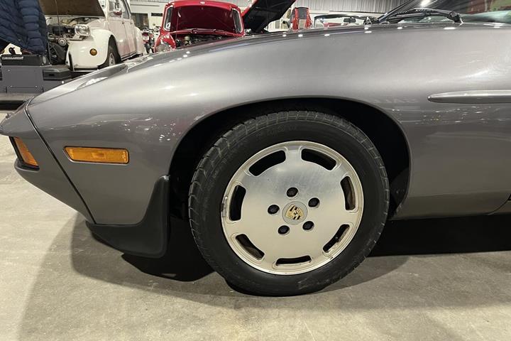 undefined Porsche 928 fra 1985 set udefra