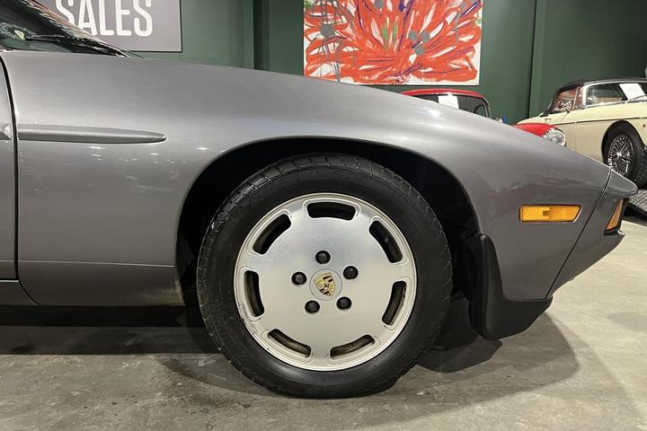 undefined Porsche 928 fra 1985 set udefra