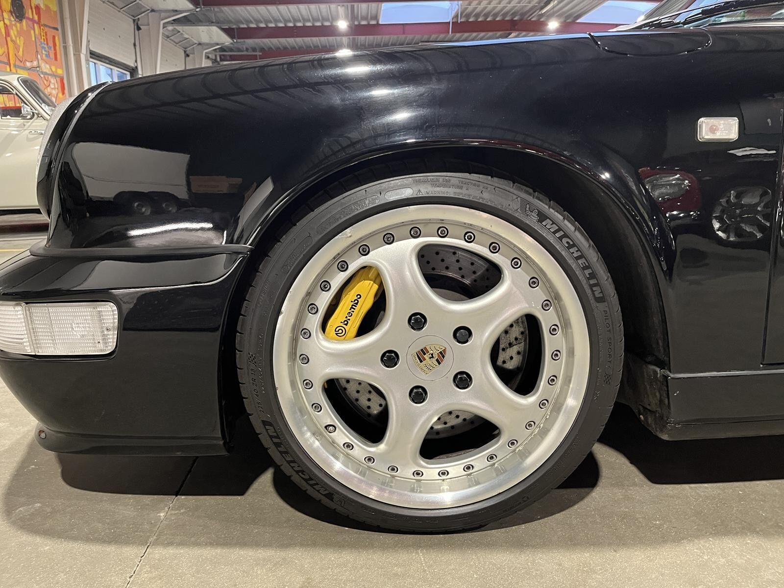 Sort Porsche 911 fra 1991