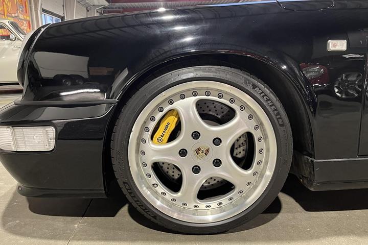 Sort Porsche 911 fra 1991