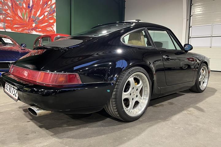 Sort Porsche 911 fra 1991