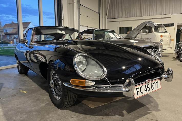 Sort Jaguar E-Type fra 1963 set udefra