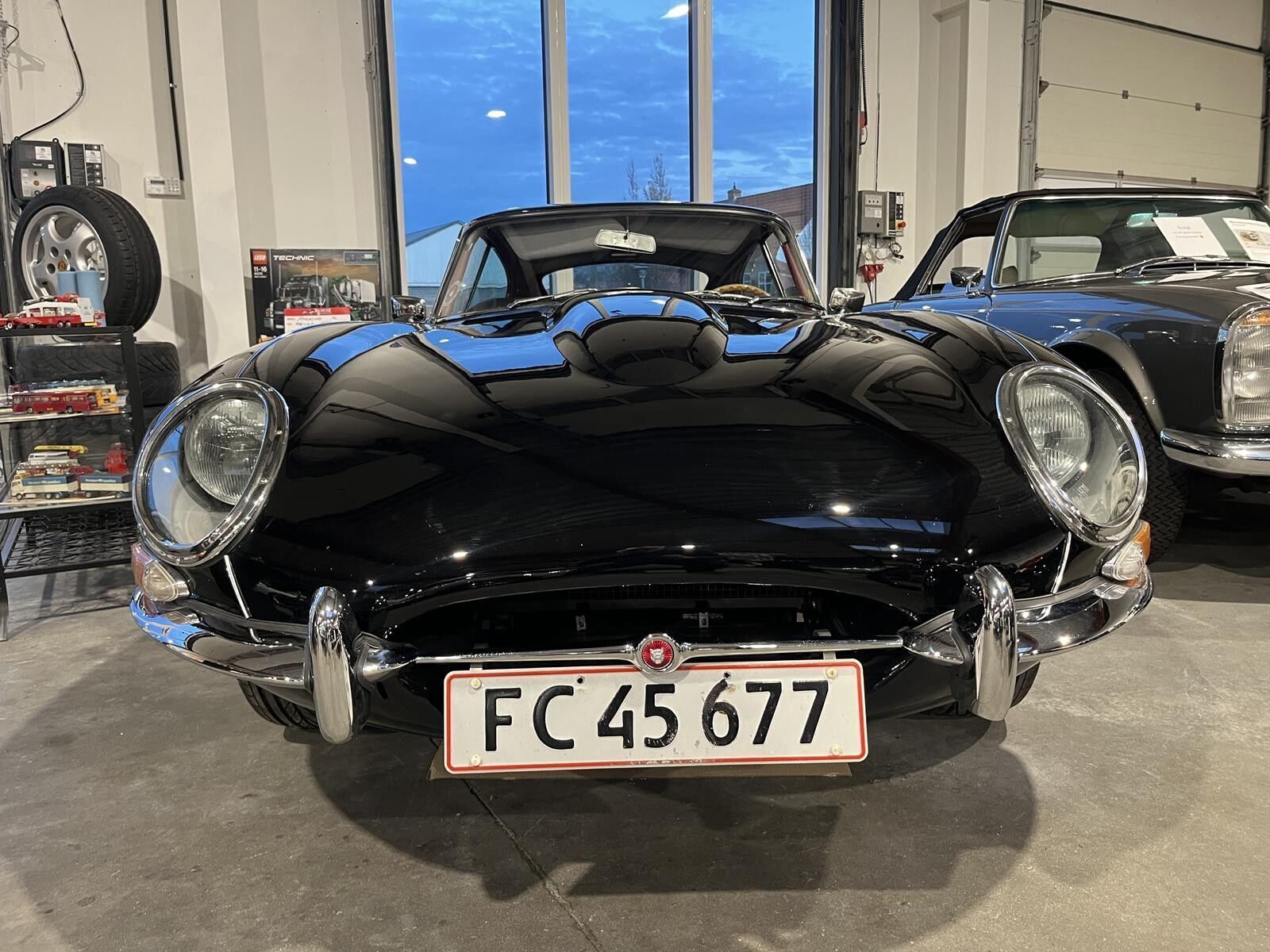 Sort Jaguar E-Type fra 1963 set udefra