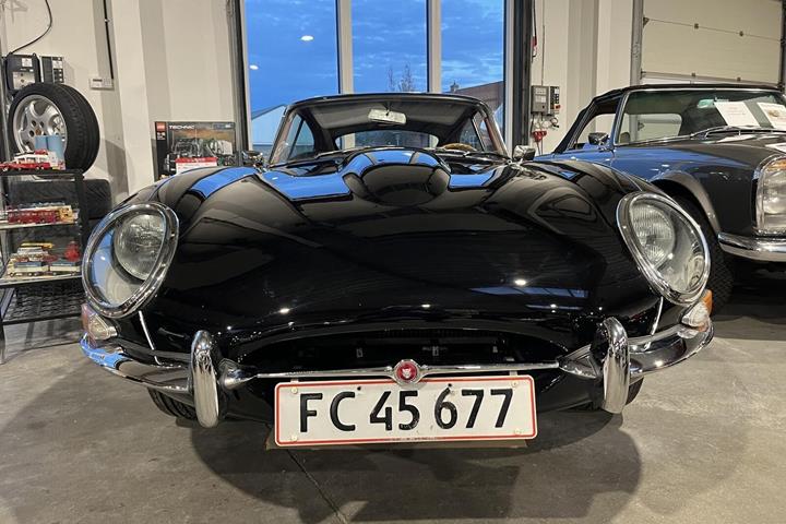 Sort Jaguar E-Type fra 1963 set udefra