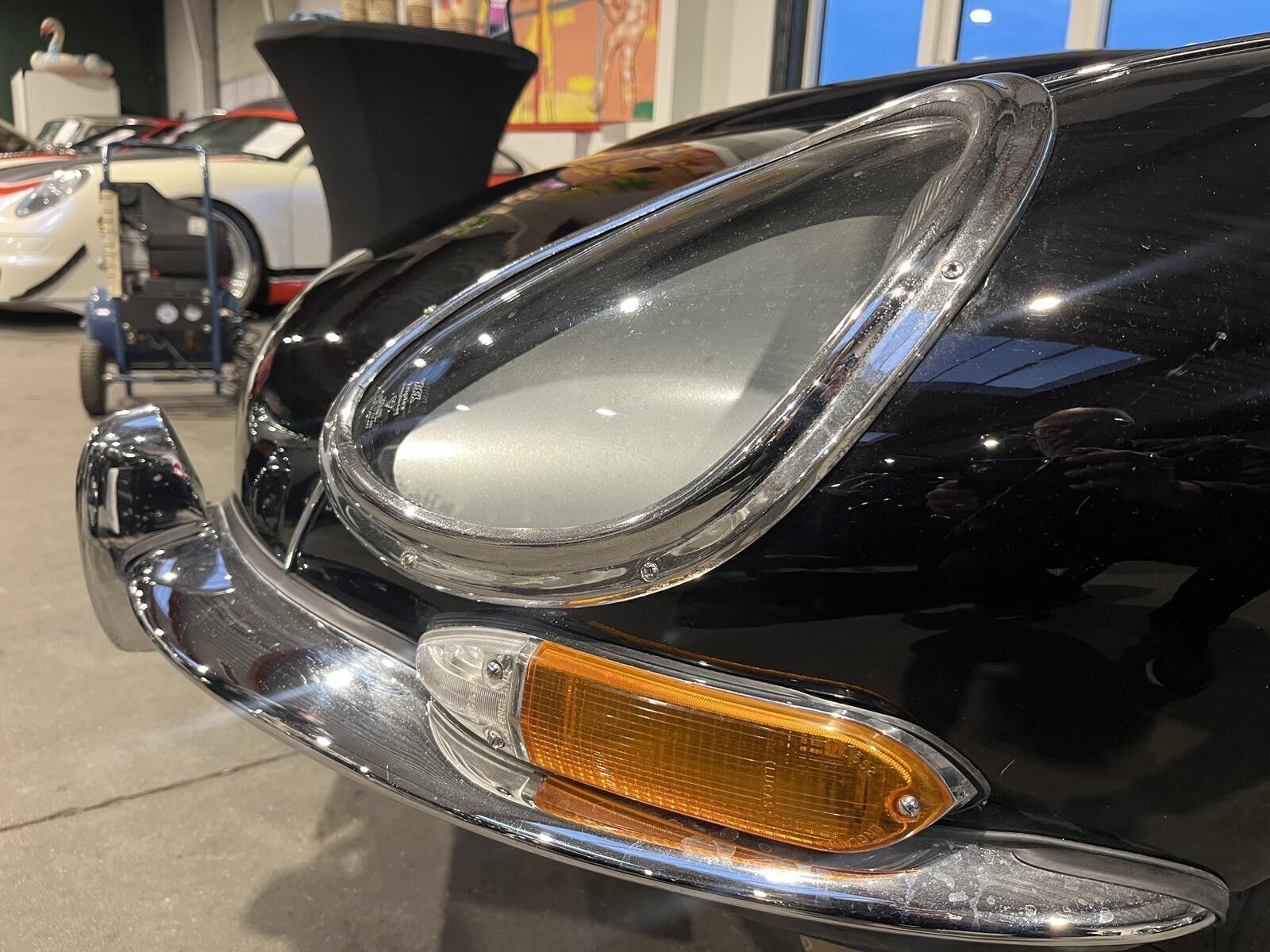 Sort Jaguar E-Type fra 1963 set udefra