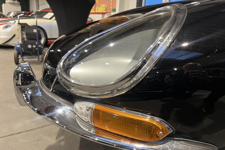 Sort Jaguar E-Type fra 1963 set udefra