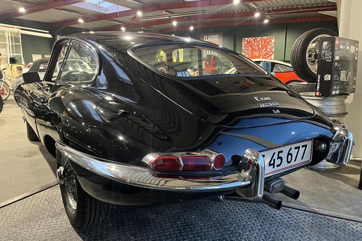 Sort Jaguar E-Type fra 1963 set udefra