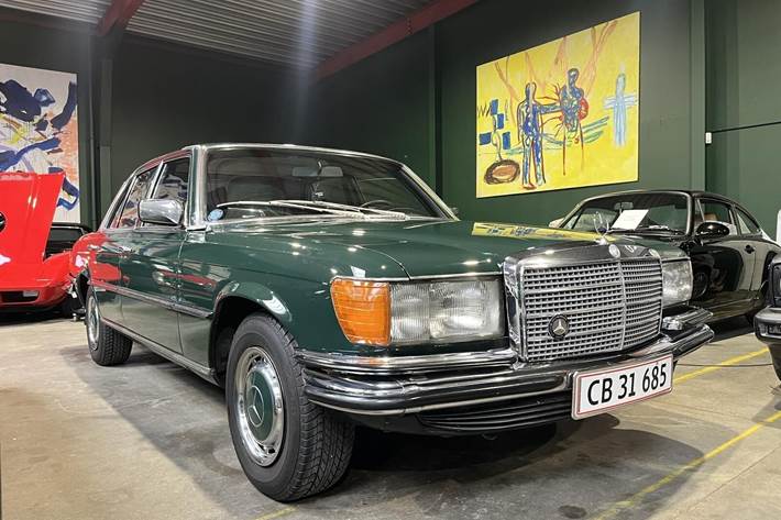 Grøn Mercedes 350SE fra 1977 set udefra