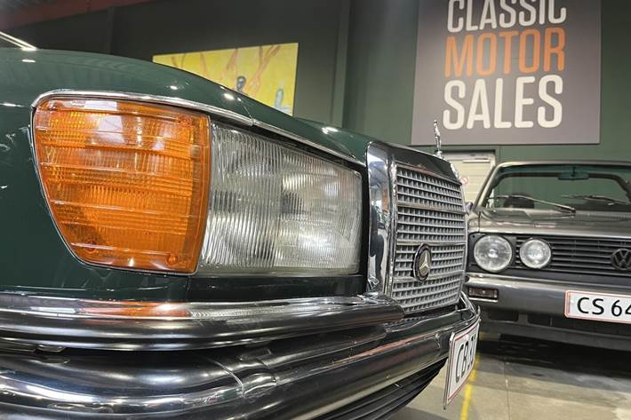 Grøn Mercedes 350SE fra 1977 set udefra