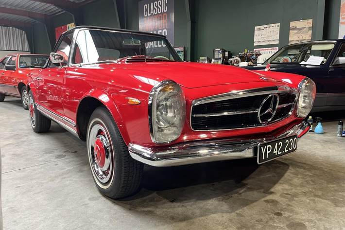 Rød Mercedes SL230 fra 1963 set udefra