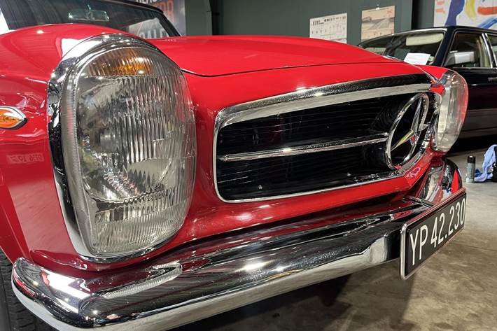 Rød Mercedes SL230 fra 1963 set udefra