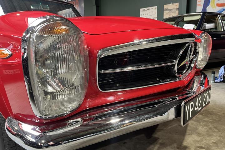 Rød Mercedes SL230 fra 1963 set udefra