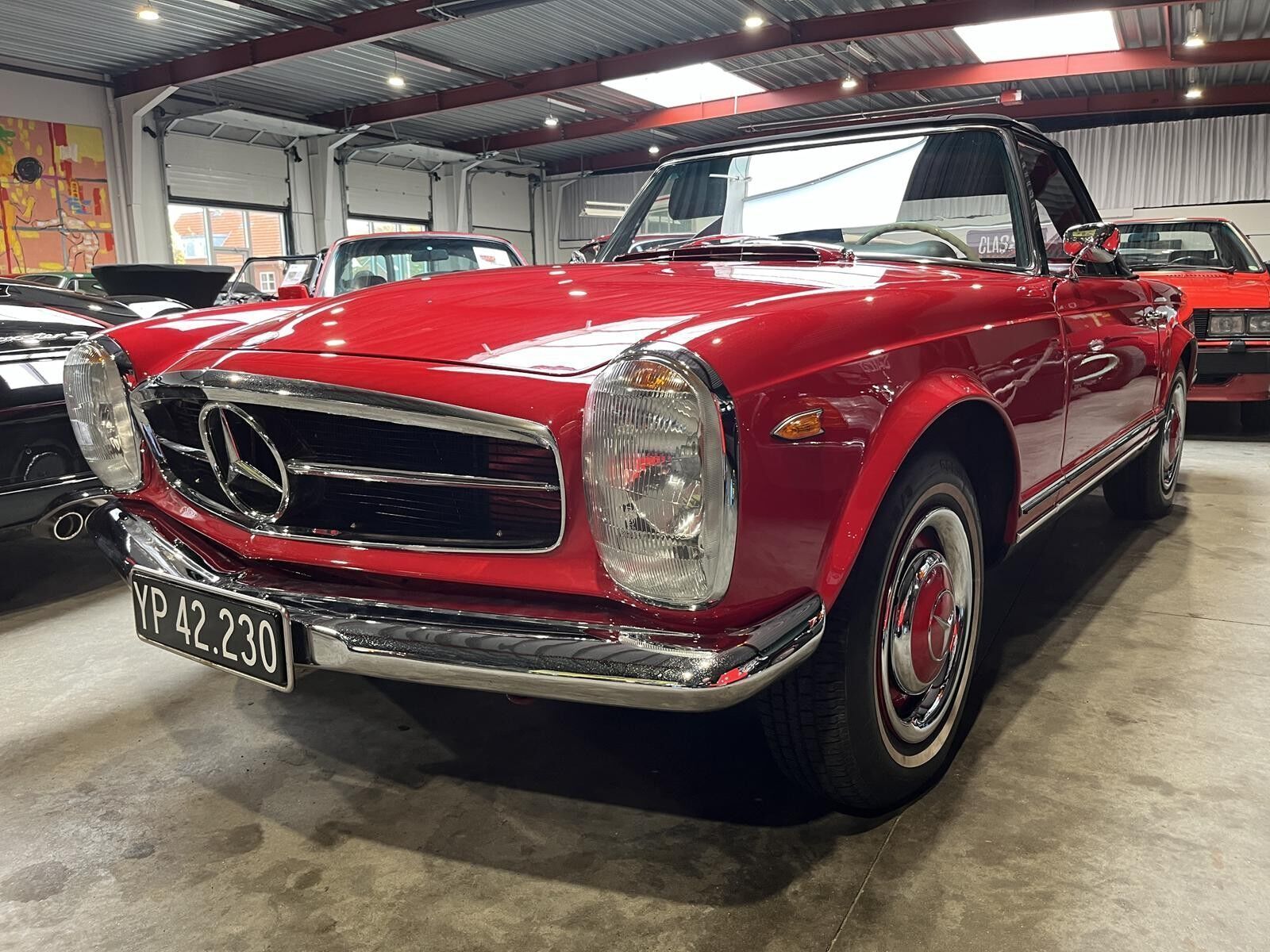 Rød Mercedes SL230 fra 1963 set udefra
