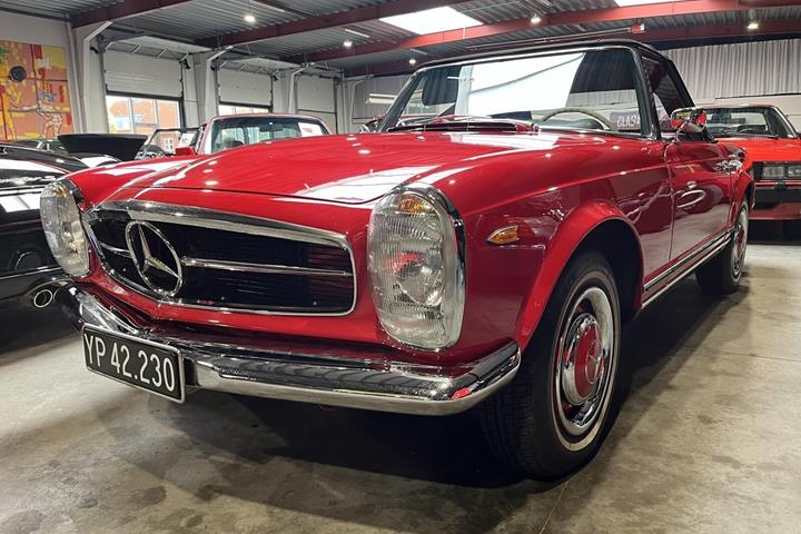 Rød Mercedes SL230 fra 1963 set udefra