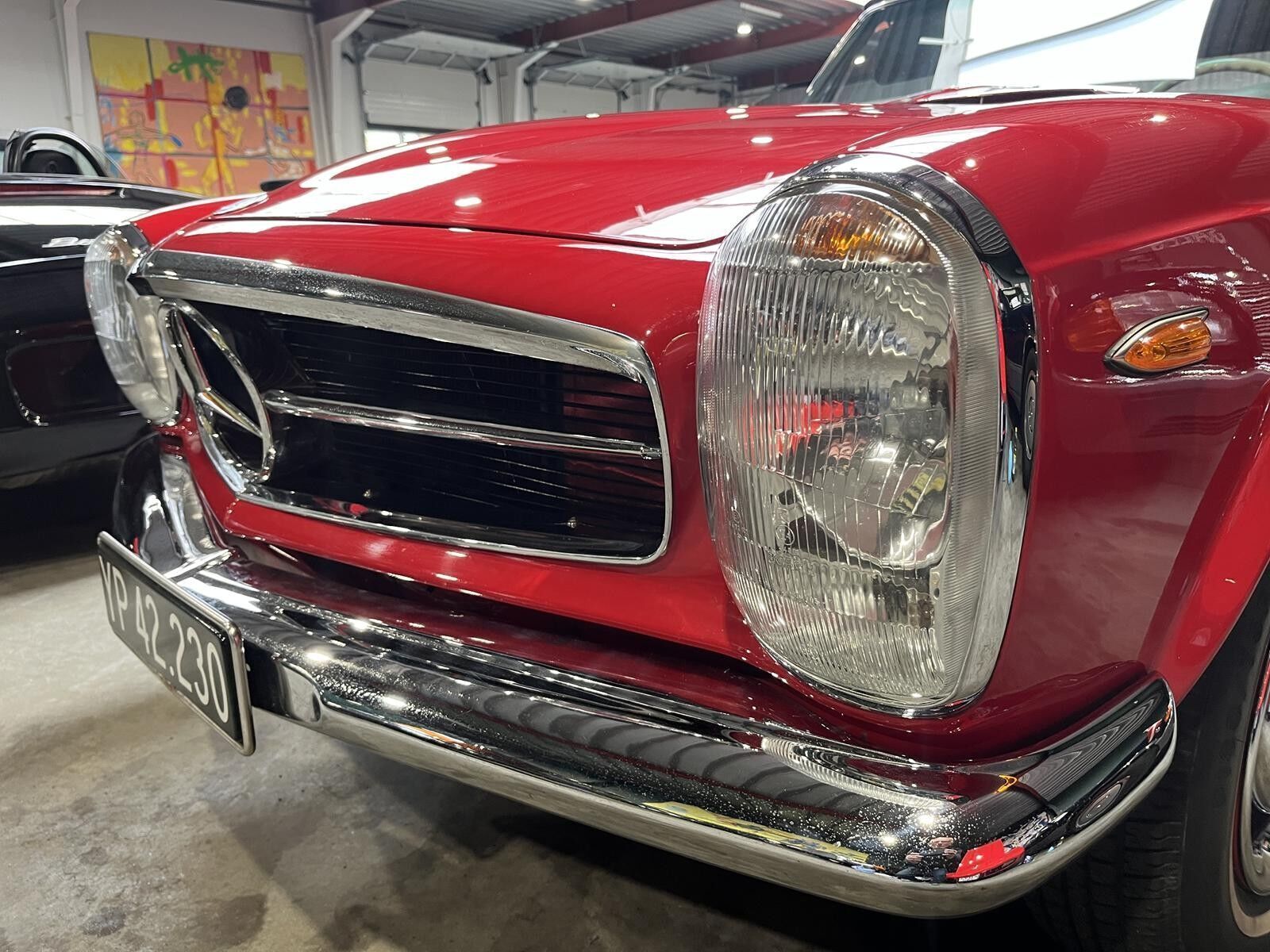Rød Mercedes SL230 fra 1963 set udefra