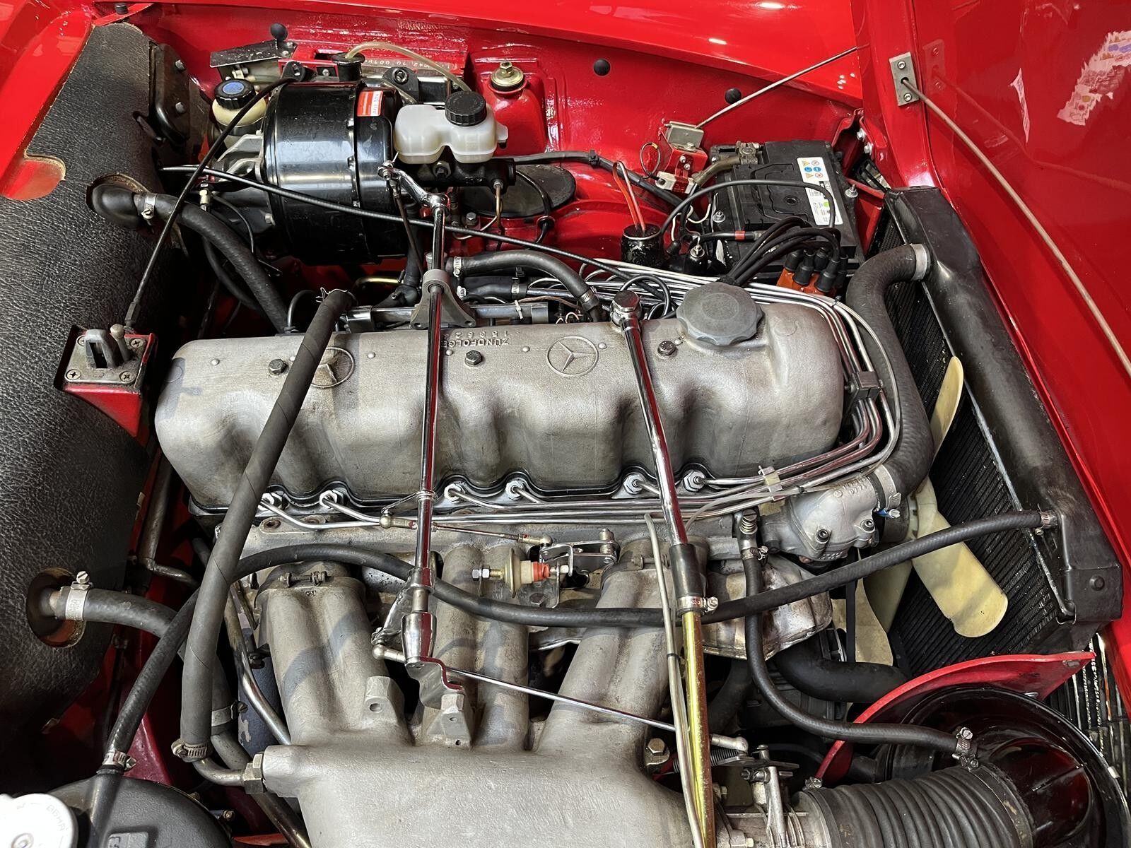 Rød Mercedes SL230 fra 1963