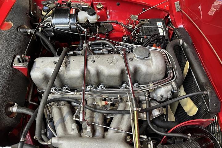 Rød Mercedes SL230 fra 1963