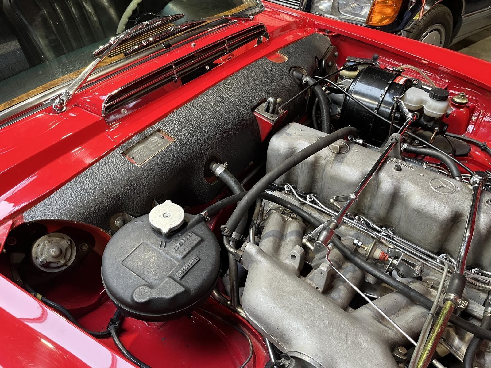 Rød Mercedes SL230 fra 1963