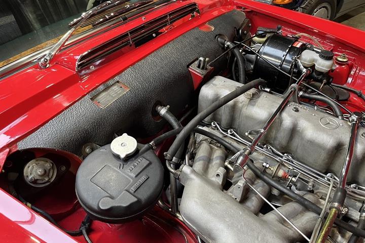 Rød Mercedes SL230 fra 1963