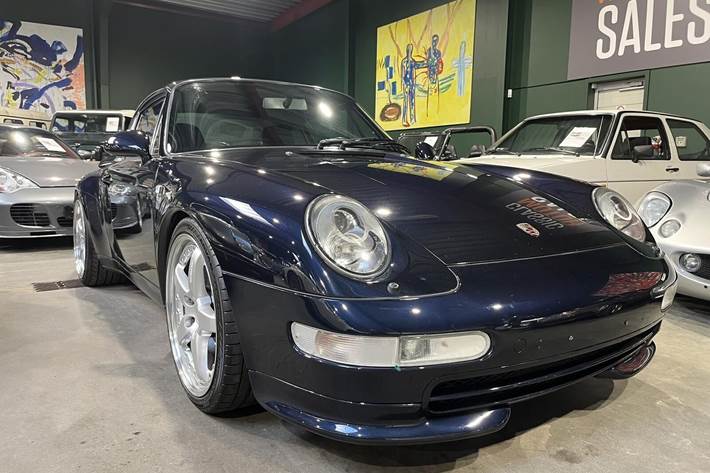 Blå Porsche 911 fra 1994 set udefra