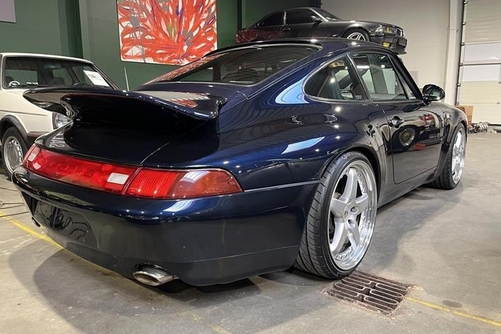 Blå Porsche 911 fra 1994