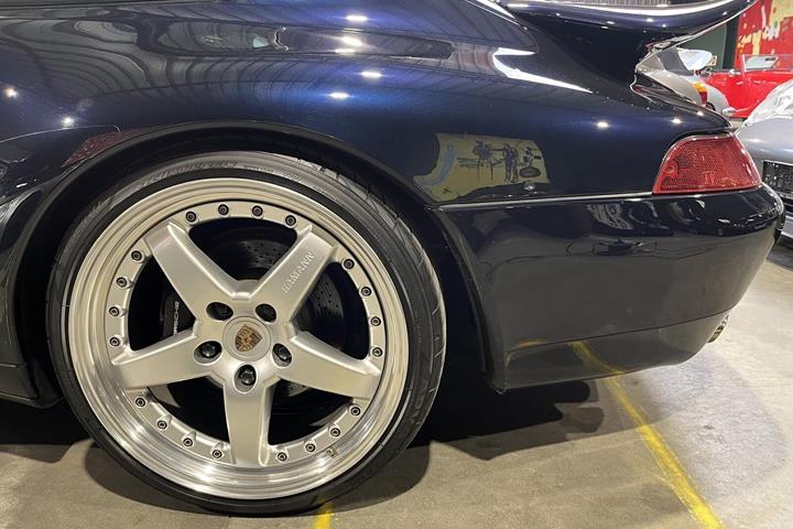 Blå Porsche 911 fra 1994