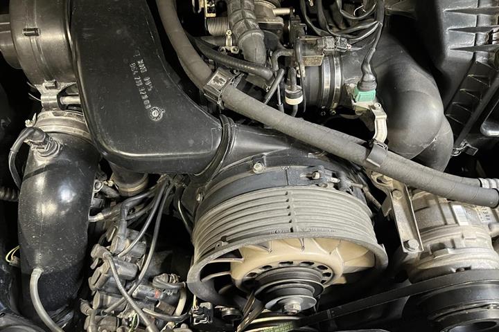 Blå Porsche 911 fra 1994