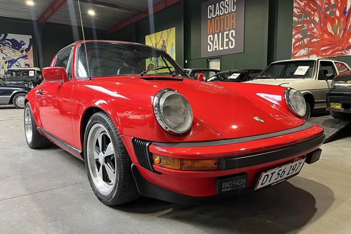 Rød Porsche 911 fra 1981 set udefra