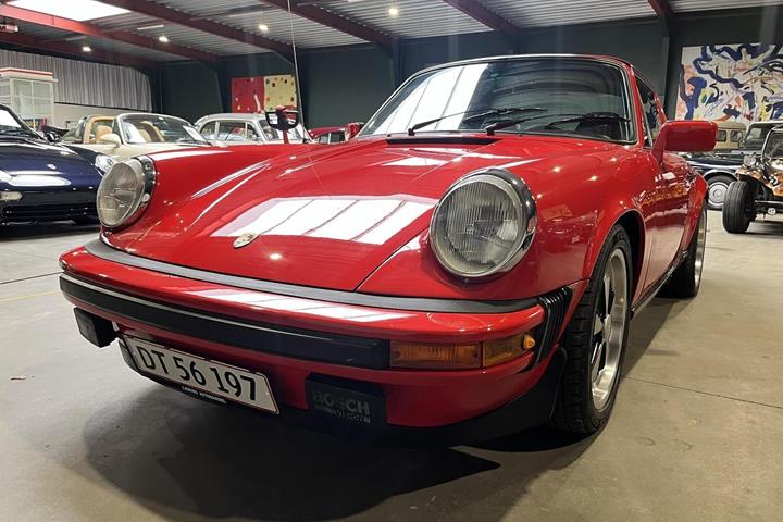 Rød Porsche 911 fra 1981