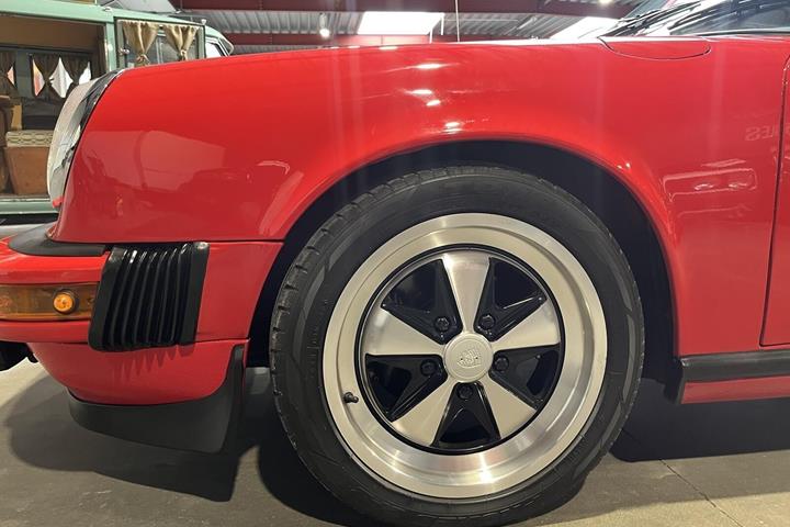 Rød Porsche 911 fra 1981