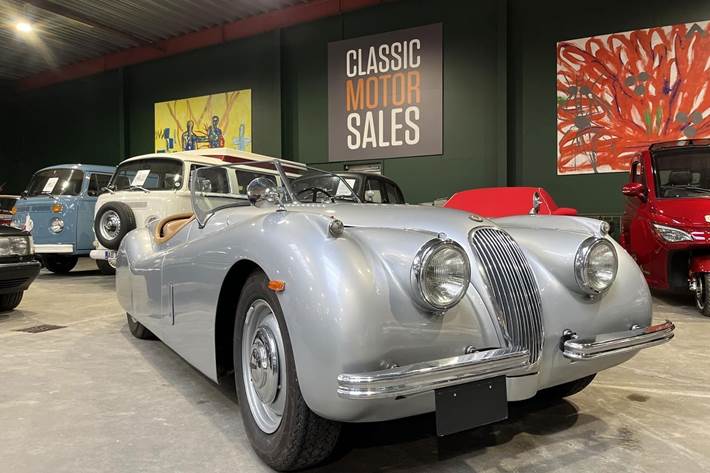 Sølv Jaguar XK fra 1953 set udefra