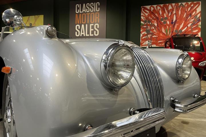 Sølv Jaguar XK fra 1953 set udefra