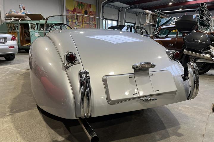 Sølv Jaguar XK fra 1953 set udefra